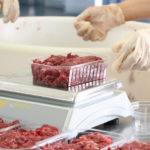 Genaues Abwiegen des Fleischs