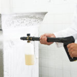 Reinigung mit über 80 Grad heißem Wasserstrahl