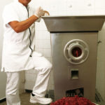 Stefan Strobl beim wolfen des frischen Fleisch